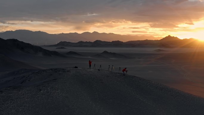 日出时分摄影师在大漠戈壁上创作