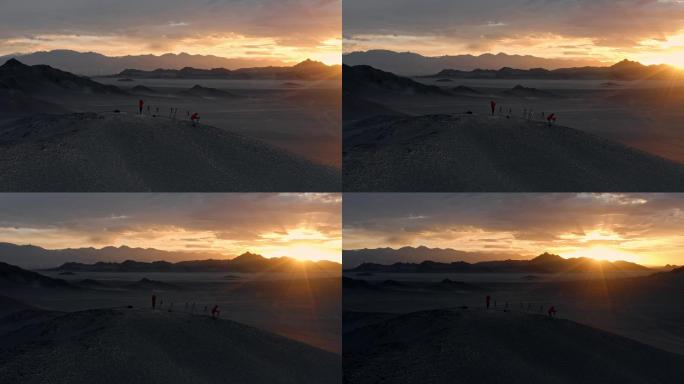 日出时分摄影师在大漠戈壁上创作