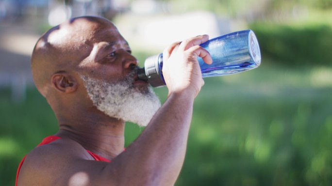 老非裔美国人锻炼休息喝水