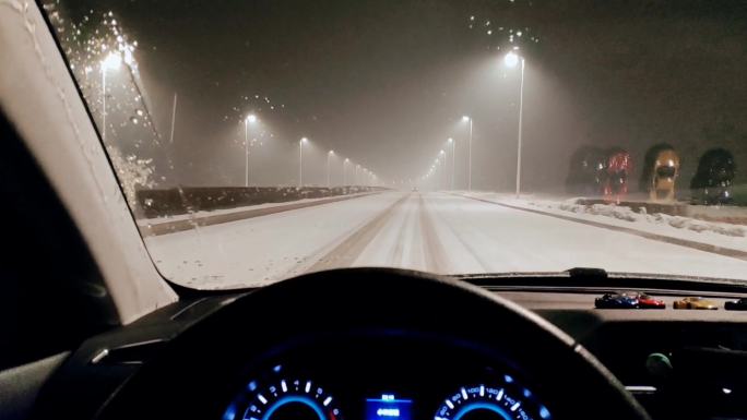 雪天在路灯白雪道路行驶