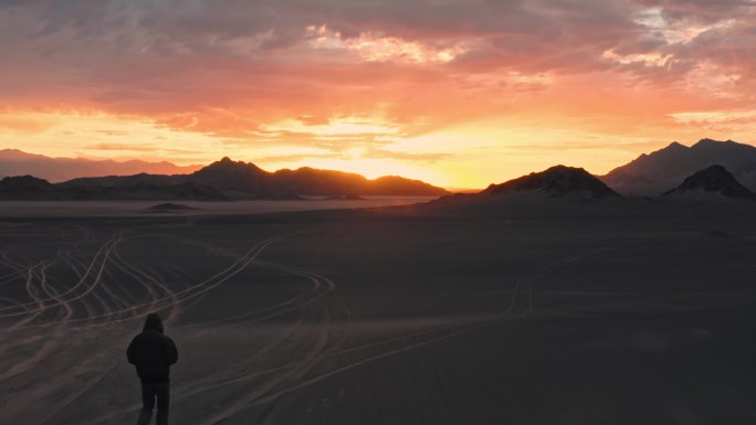 孤独的人徒步沙漠