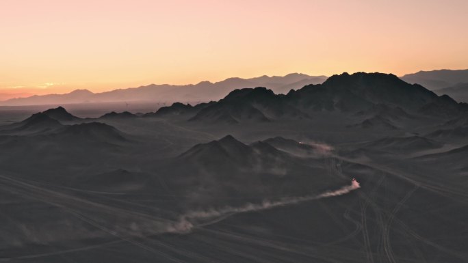 越野车在大漠戈壁上驰骋