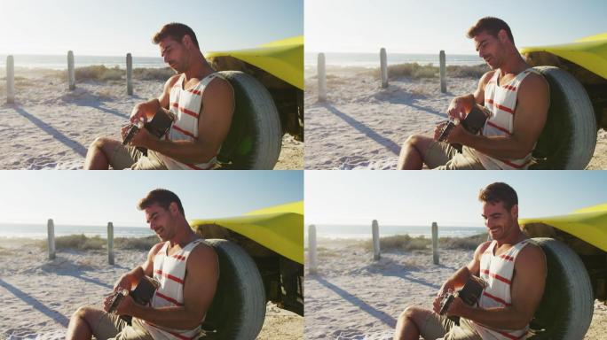 快乐的白人妇女坐在海边的沙滩车玩吉他