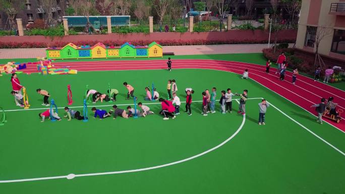 幼儿园学生在操场做游戏