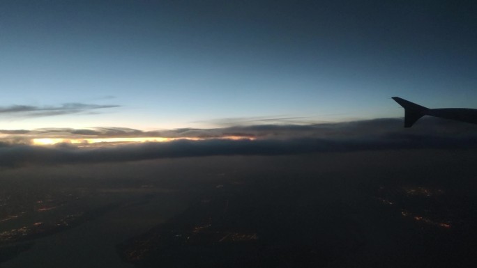 在飞机上拍云上晚霞