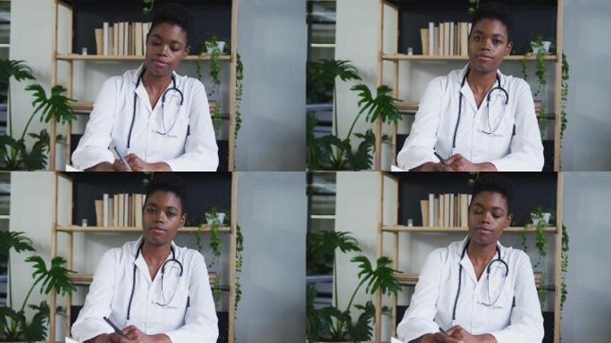 非裔美国女医生视频聊天，听录音，写笔记