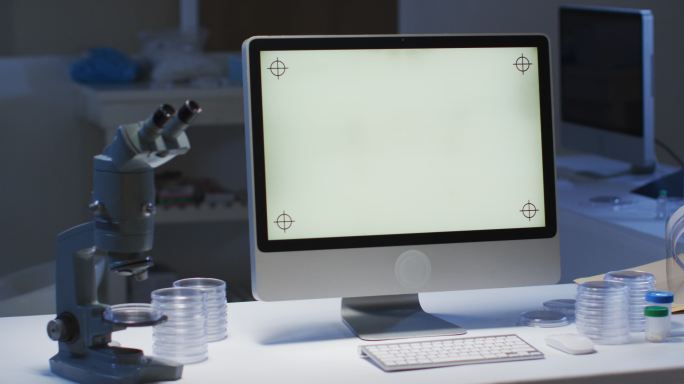 空实验室工作站上带发光屏幕的台式电脑