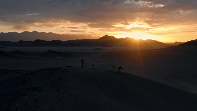 荒漠中摄影师在拍日出
