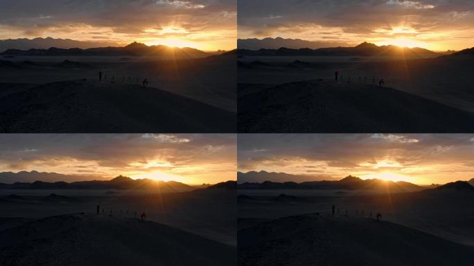 荒漠中摄影师在拍日出