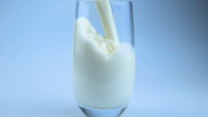牛奶液体倒牛奶飞溅奶滴实拍视频