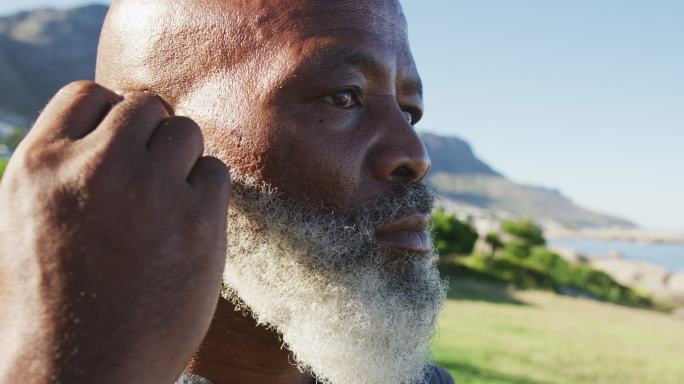 年长的非裔美国人戴着耳机锻炼