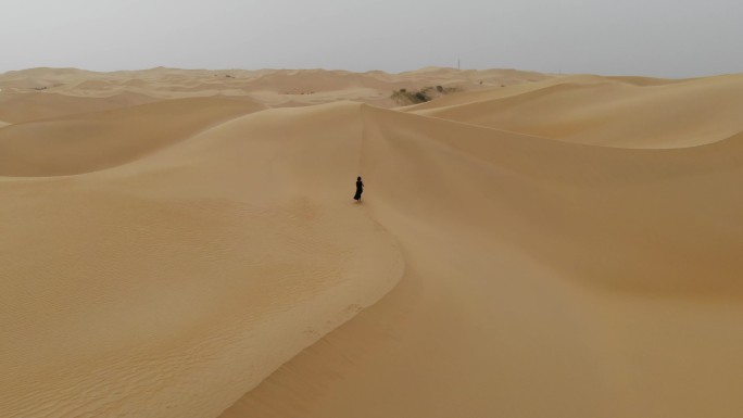 沙漠风光 人物行走背影