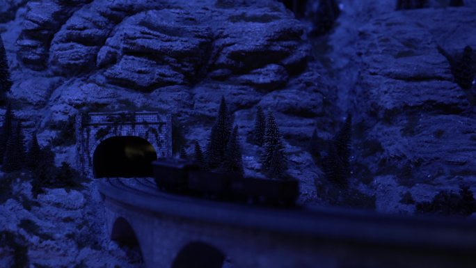 夜晚火车进洞山洞 - 01