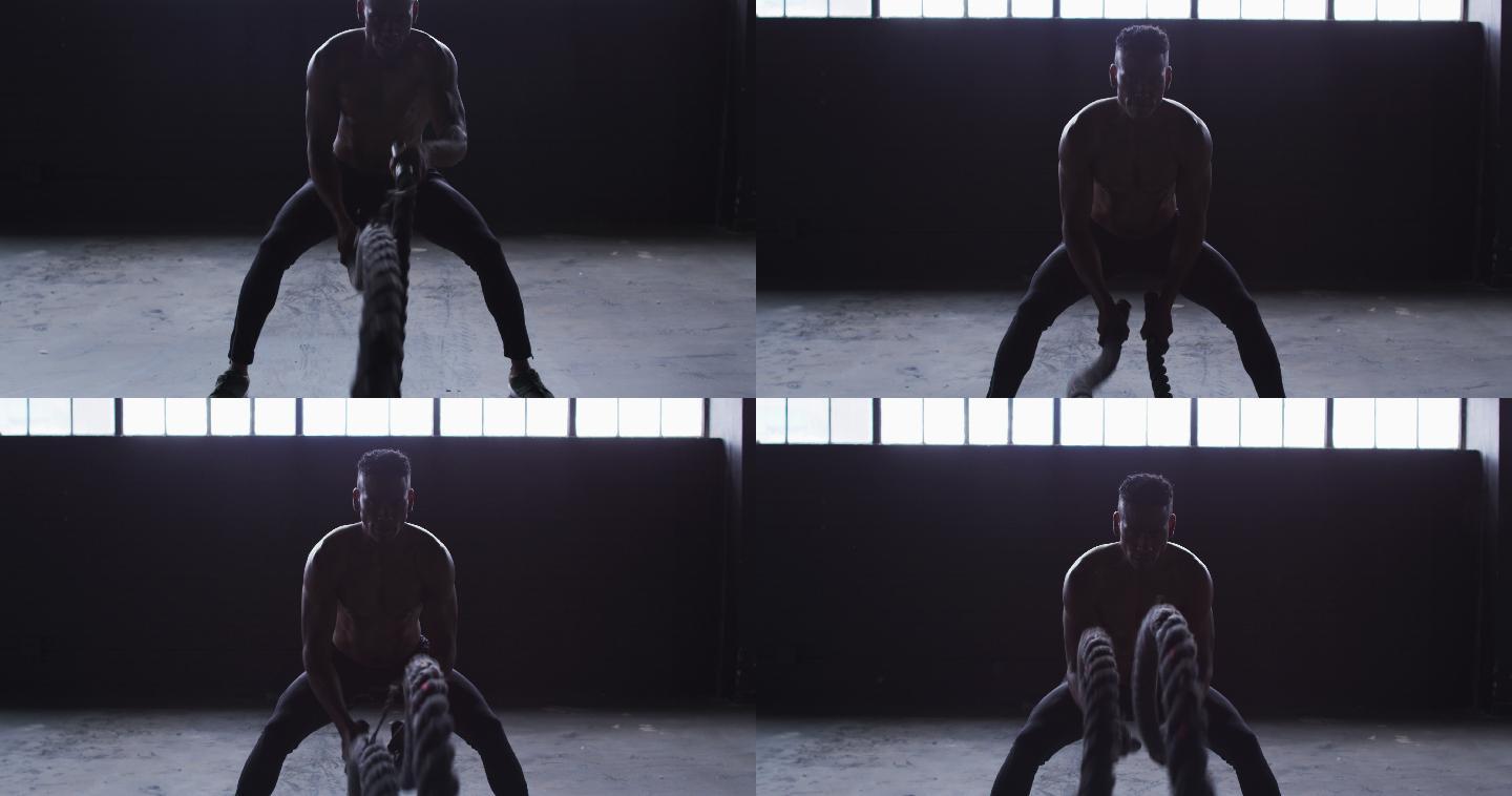 赤裸上身的非裔美国人在一幢空房子里练习格斗绳索