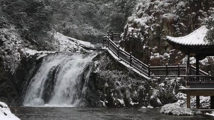 江南浙江山水诸暨五泄瀑布冬天雪景凉亭白雪