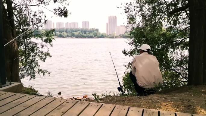 湖边河边认真钓鱼的叔叔大爷