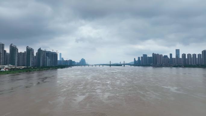 4K航拍湘江沿岸洪峰过境