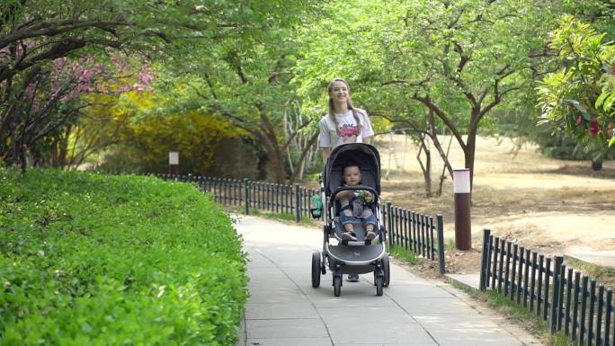 外国妈妈带孩子在公园游玩