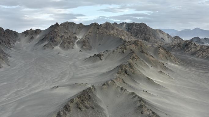 青海黑沙滩黑金山