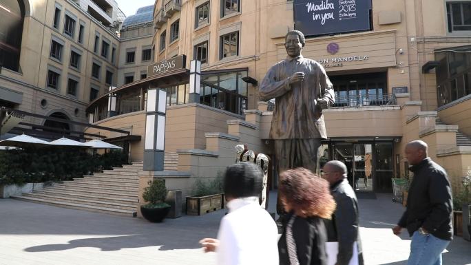 南非约翰内斯堡曼德拉广场雕像空镜