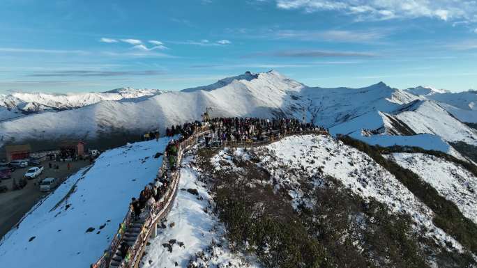 航拍达瓦更扎雪山，日出，蓝天，绝美雪山