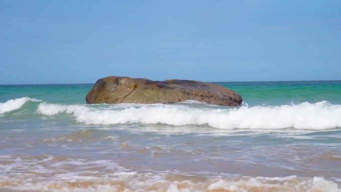 海南万宁大花角海岸边一块被海浪冲刷的礁石