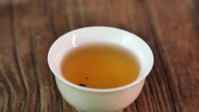 一滴茶滴入茶杯源素材