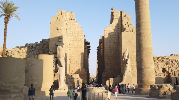 参观游览埃及卢克索神庙