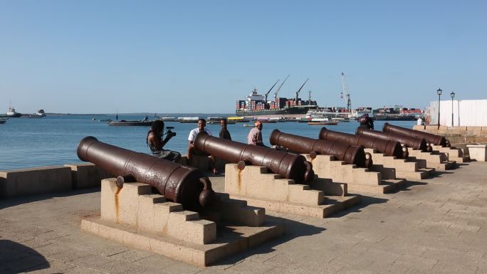 非洲坦桑尼亚桑吉巴尔岛石头城海边大炮