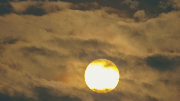 云层里的太阳 被遮挡的太阳
