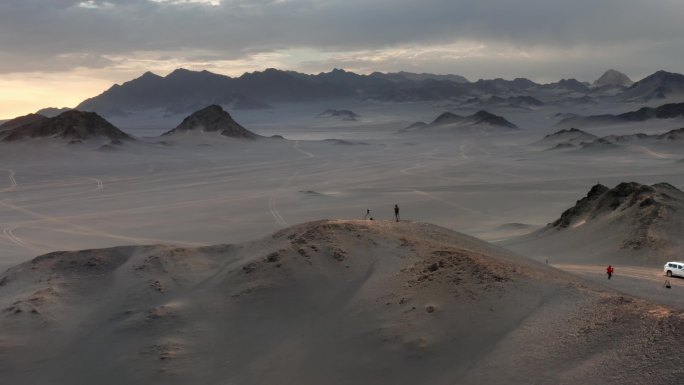 孤独的人在大漠上