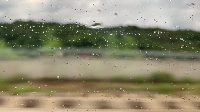 下雨天火车高铁车窗外的水痕水滴