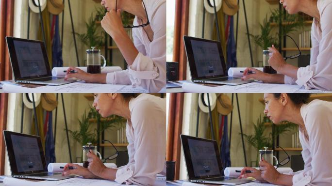 白人女性使用笔记本电脑，在家工作