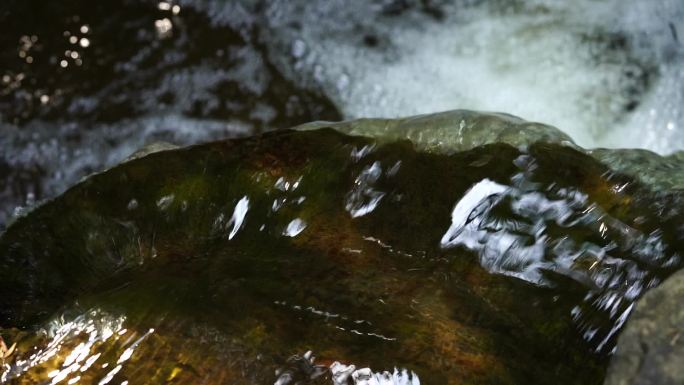 山泉水 石头上的流水