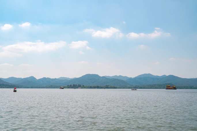 晴朗的天气，杭州西湖蓝天白云游船延时摄影