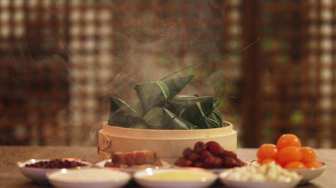 热粽子与食材特写传统节日端午包粽子