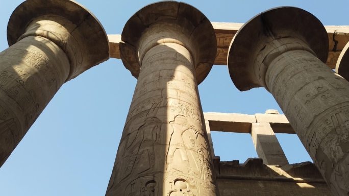 埃及卢克索神庙内的巨柱