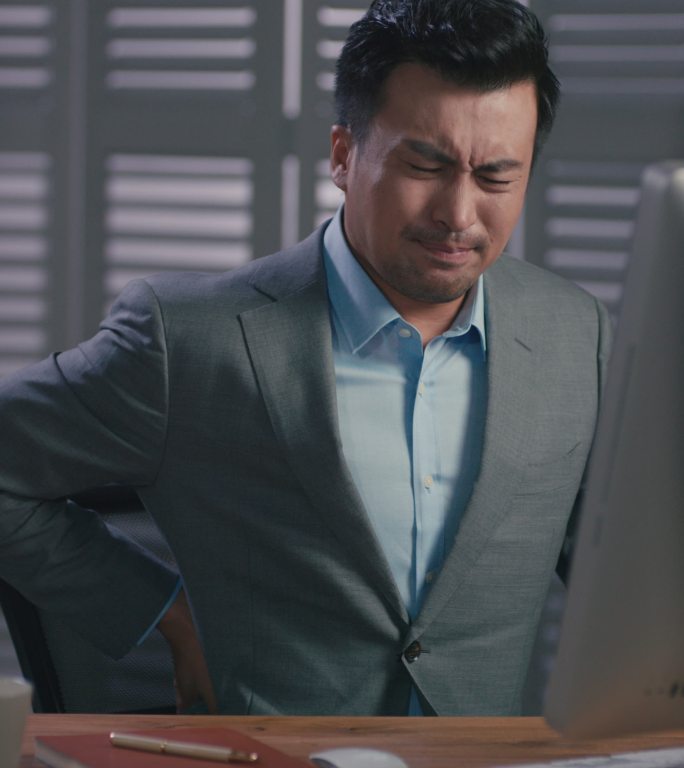 商务男士使用电脑商务男士使用电脑困惑腰疼