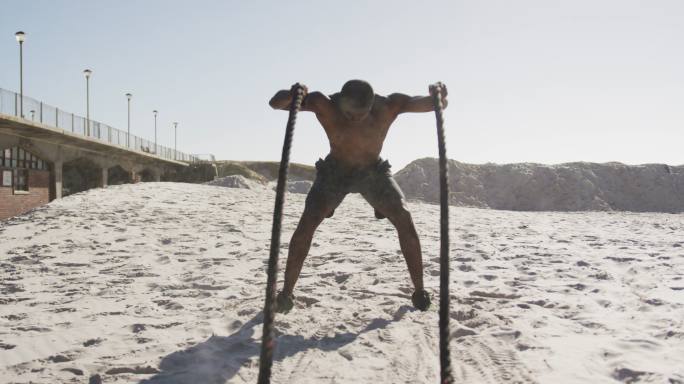 一名非洲裔美国人在海滩上用绳索进行户外运动