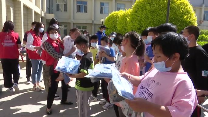 爱心人士特殊教育学校孩子捐赠服装学习用具