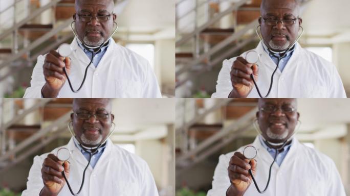 非裔美国资深男医生在家中使用听诊器