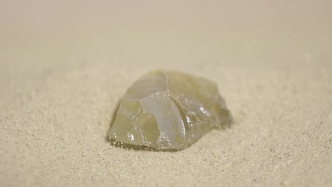 风吹沙子露出琥珀玻璃水晶