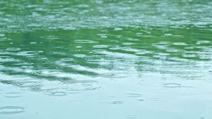下雨水面湖面雨滴特写