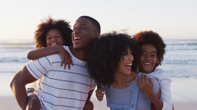 非洲裔美国家庭在海滩上微笑的肖像
