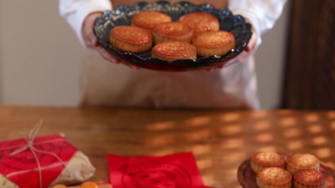 厨师展示月饼特写中秋节月饼中秋节糕点中国