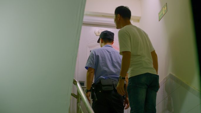 【有版权】社区民警警察解救被诈人员