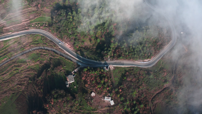 云雾中贫困地区高山道路航拍乡村旧貌