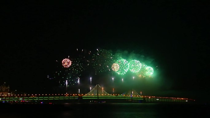 大连跨海大桥绚烂多彩的烟花表演
