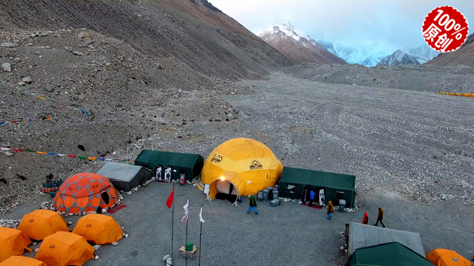 航拍日落前的珠峰大本营海拔5200米