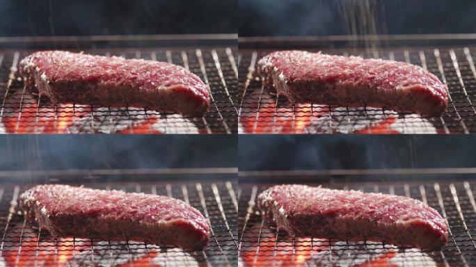 肉在炭火架上烤 撒小料